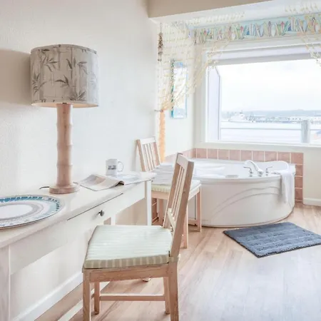 Surfer Dude - Anchor Pier Lodge Newport Exterior foto