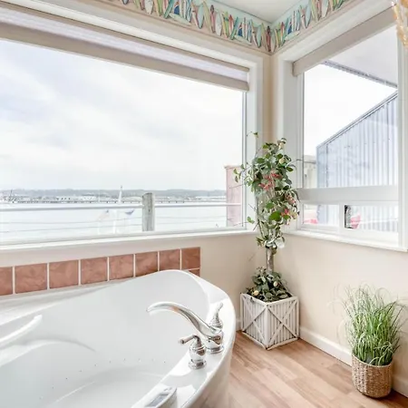 Surfer Dude - Anchor Pier Lodge Newport Exterior foto