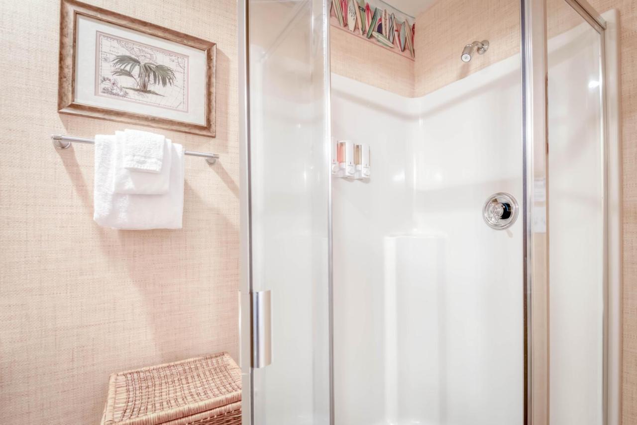 Surfer Dude - Anchor Pier Apartment *