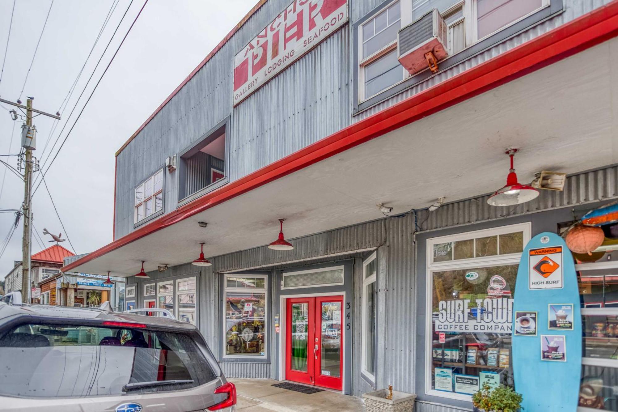Surfer Dude - Anchor Pier Apartment Newport